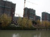 由15栋高层住宅、商业用房等建筑组成，园区稀缺的高端精装修房