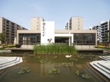 一个纯粹的封闭式居住社区，摆脱了低层店铺的束缚