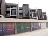 项目临近沙湾大桥收费站、华景新城幼儿园、南新小学。